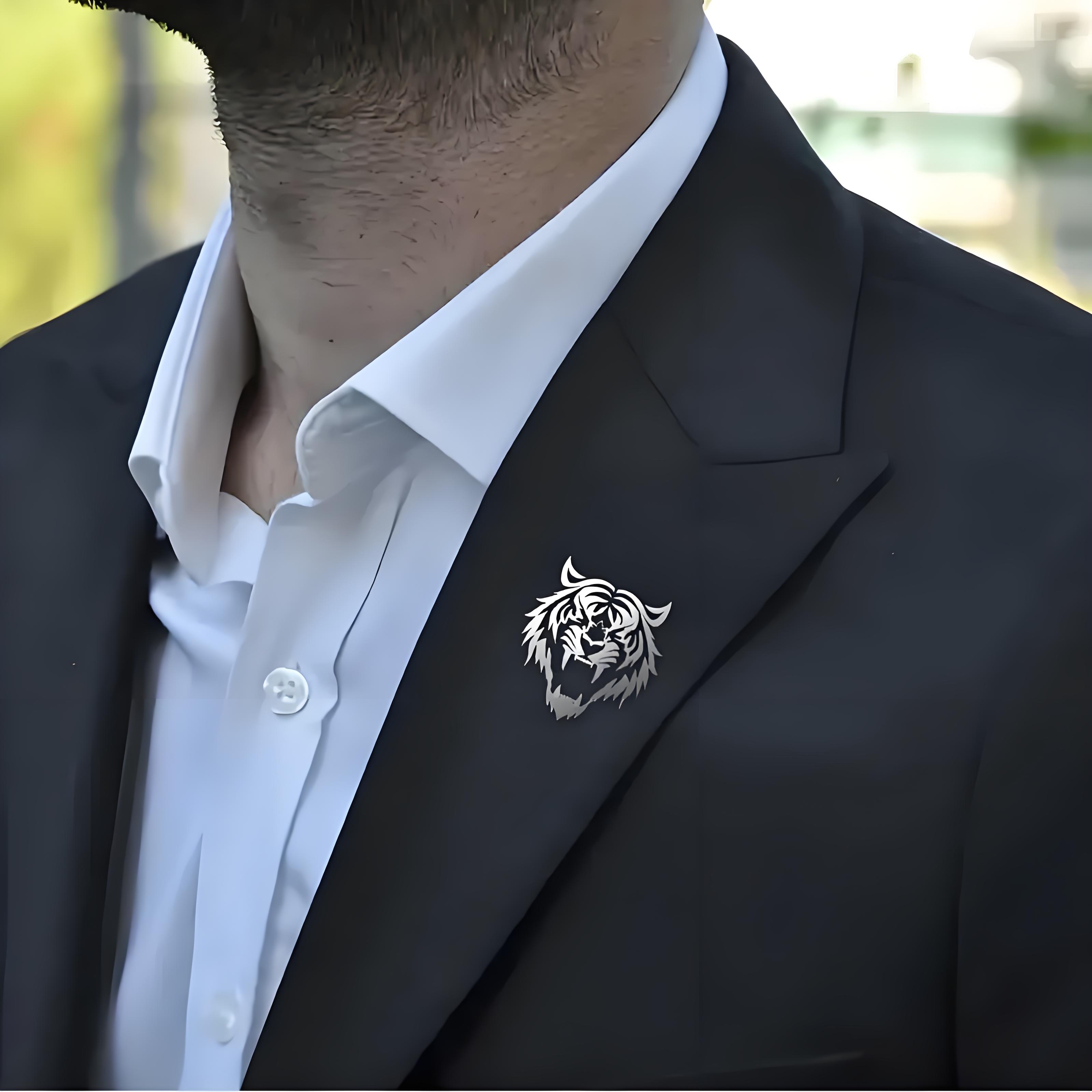 دبوس طية صدر السترة برأس النمر - مراجعة Tuxedo Lapel Pin وسعره