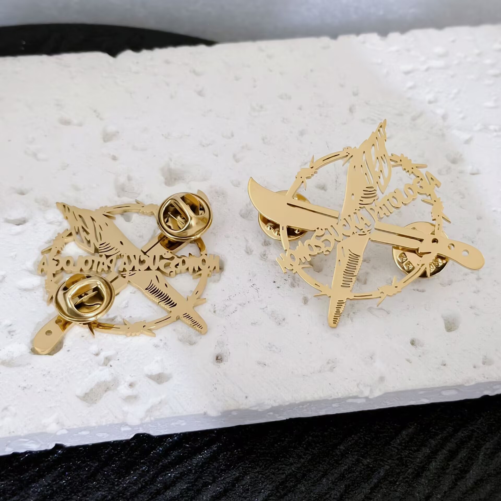 دبوس زينة مخصص من الفولاذ المق - مراجعة Tuxedo Lapel Pin وسعره